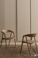 Stol Selma av massiv trä i ek